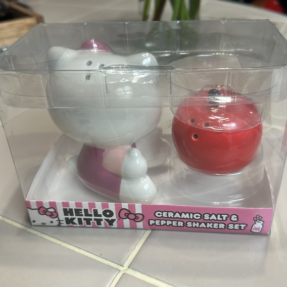 Silver Buffalo Sanrio Hello Kitty 3D Ceramic Salt and Pepper Shaker - Picture 4 of 8